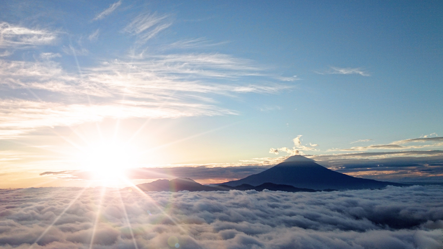 富士山と日の出と雲海 ミツウロコグループ